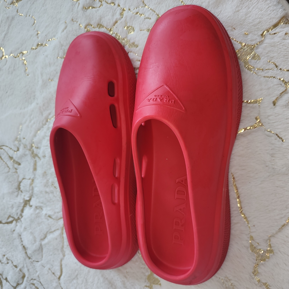 Prada Red Slippers Minimalist Design - Picture 3 of 9